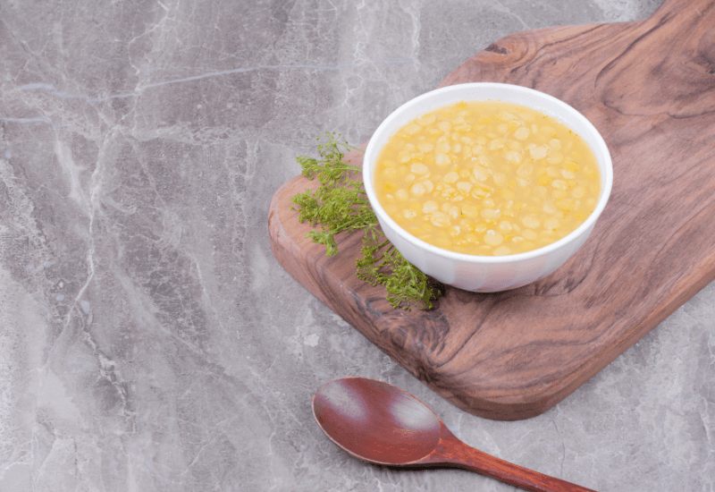 Ăn uống đầy đủ chất dinh dưỡng, đặc biệt là các thực phẩm giàu vitamin C và protein, có thể giúp tăng cường hệ miễn dịch và hỗ trợ cơ thể phục hồi nhanh chóng.