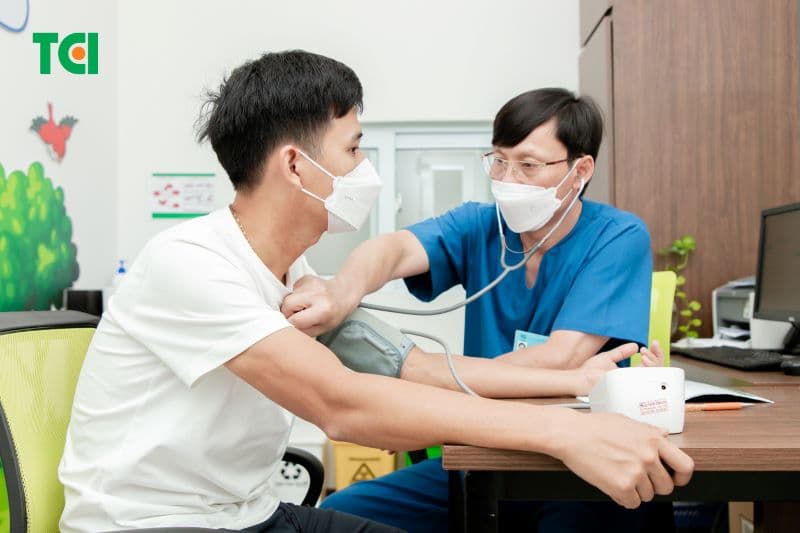 Triệu chứng nghiêm trọng hơn sau khi tiêm vắc-xin hoặc sốt kéo dài hơn 48 giờ mà không thuyên giảm, cần liên hệ bác sĩ.