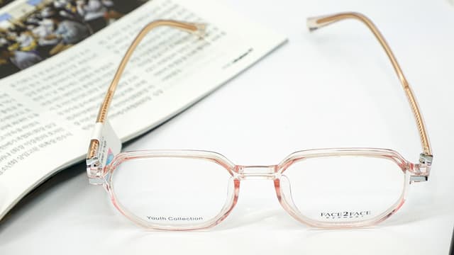 Tròng kính cận 5 độ dày bao nhiêu và những câu hỏi xoay quanh