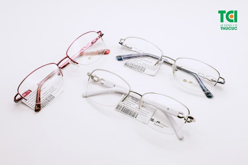 Không nên sử dụng tròng kính cận 5 độ liên tục suốt ngày dài