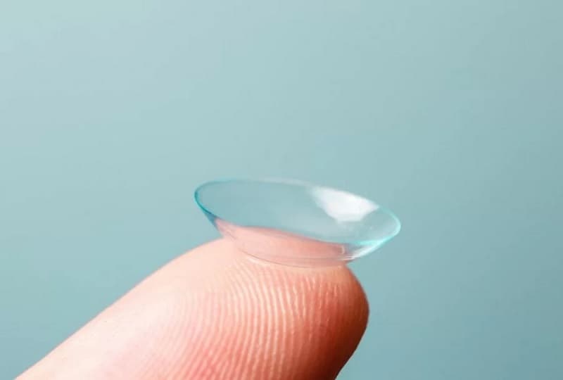 Có nên thay thế kính mắt bằng kính áp tròng không?