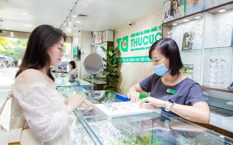 Tròng kính cận chống vỡ đắt không