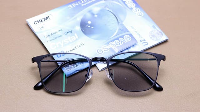 Tròng kính cận có màu: Xu hướng kính mắt hiện đại