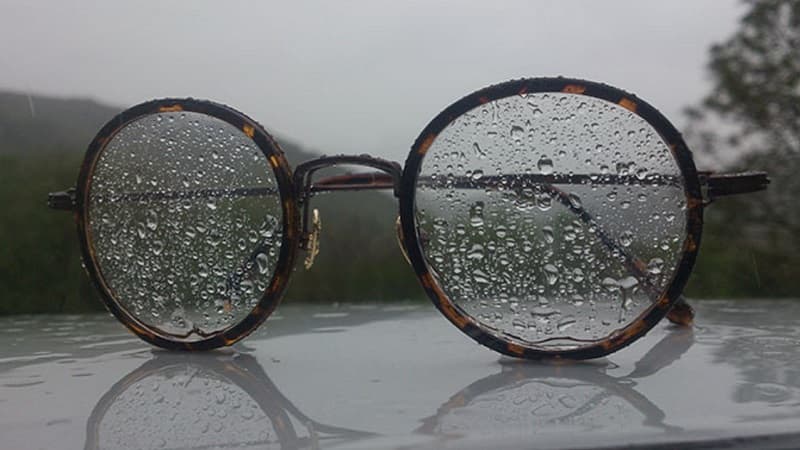 Tròng kính cận đi mưa có khá nhiều lọai