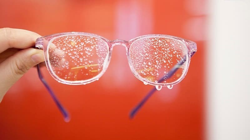 Bạn đừng quên đem theo kính dự phòng khi làm việc dưới trời mưa