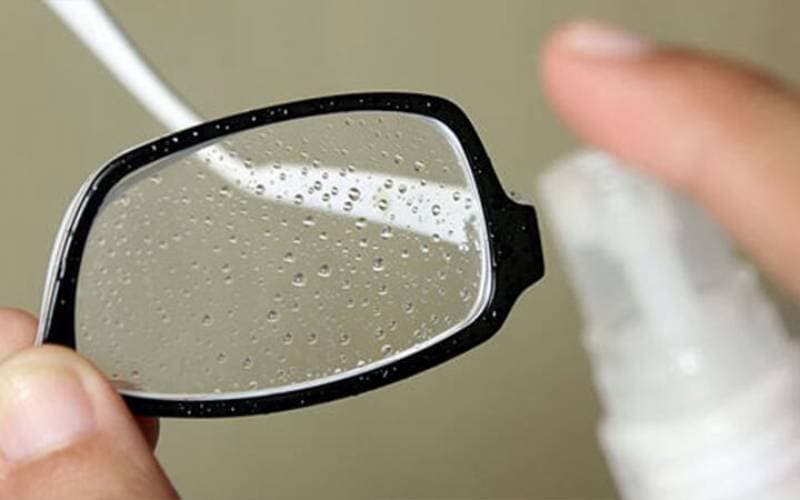 Tròng kính cận không thấm nước loại nào tốt