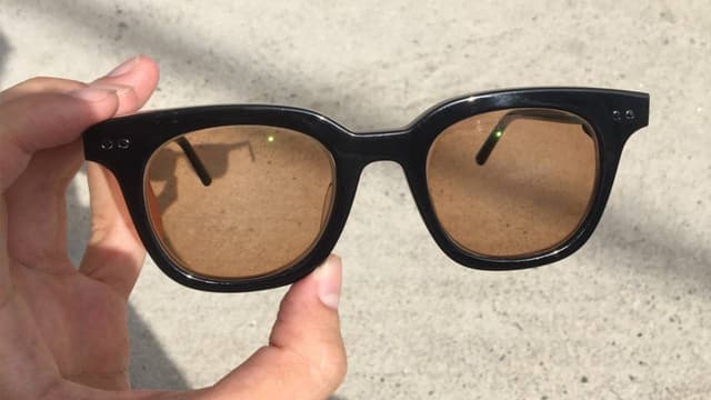 Tròng kính cận màu: Lựa chọn thẩm mỹ và bảo vệ mắt