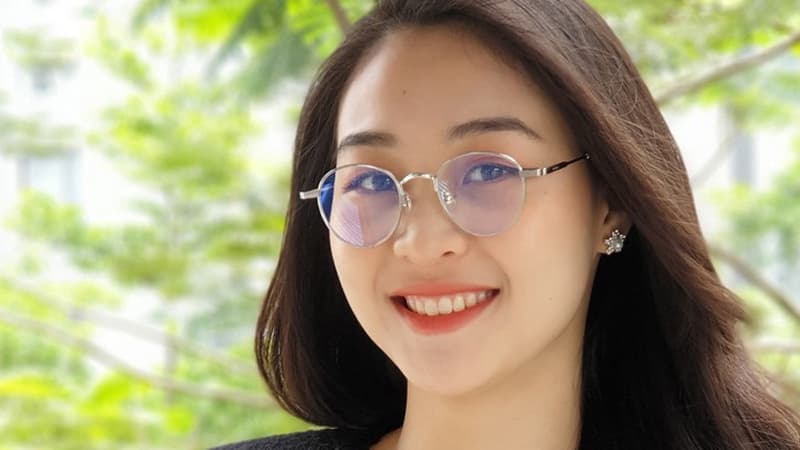 Tròng kính siêu mỏng đổi màu đắt không