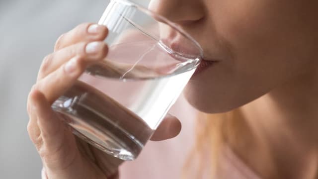 Uống nước khó nuốt: Nguyên nhân, triệu chứng và cách điều trị