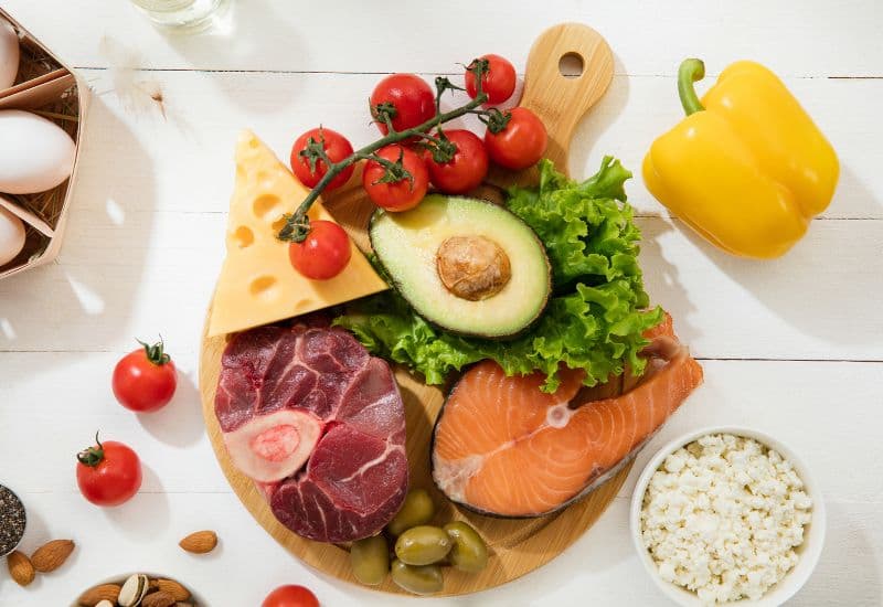 Thay vì sử dụng Panadol trước khi tiêm, bạn có thể áp dụng một số biện pháp tự nhiên để giảm khó chịu sau khi tiêm vắc-xin; một trong số các biện pháp đó là duy trì chế độ ăn uống cân bằng, giàu vitamin và khoáng chất để hỗ trợ hệ miễn dịch hoạt động hiệu quả.