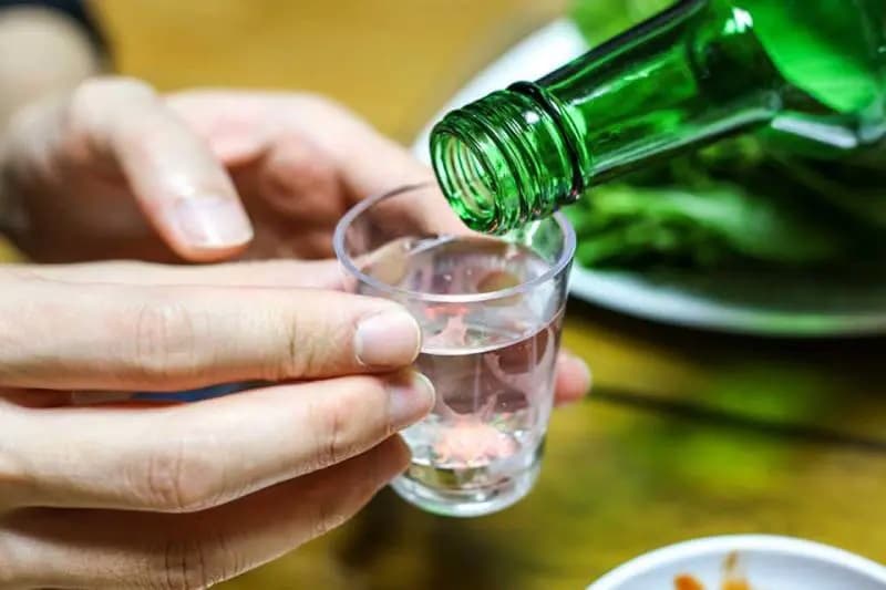 Rượu, khi tiêu thụ ở mức độ lớn và thường xuyên, có thể ức chế hệ thống miễn dịch của cơ thể.