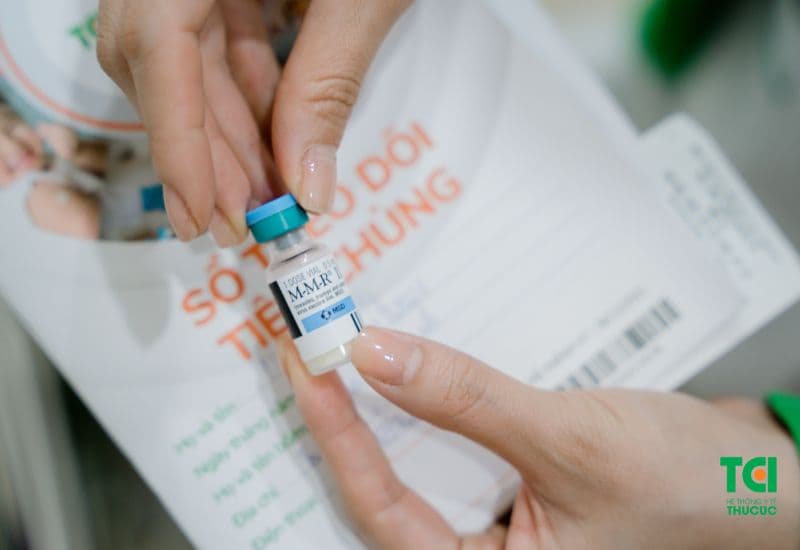 Vắc-xin sống giảm độc lực, ví dụ điển hình là vắc-xin MMR (sởi-quai bị-rubella) và vắc-xin thủy đậu, được tạo ra từ vi sinh vật gây bệnh đã được làm yếu đi.