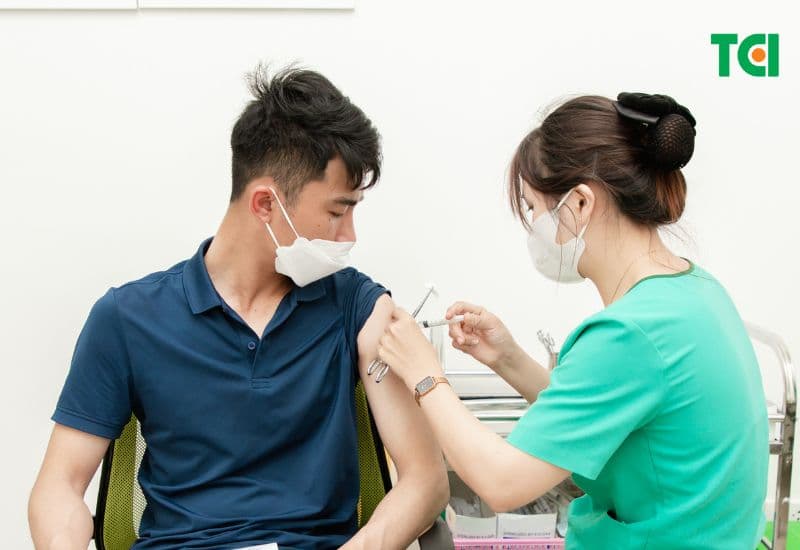 Cơ delta là vị trí tiêm vắc-xin phổ biến nhất đối với người lớn và trẻ lớn; vùng này được ưa chuộng vì có lớp cơ dày, ít mạch máu và dây thần kinh quan trọng, giúp giảm nguy cơ tổn thương.