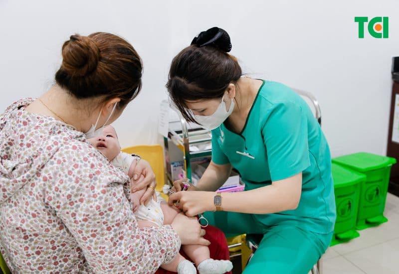 Phần giữa đùi ngoài, nơi có cơ vastus lateralis, là điểm tiêm lý tưởng vì có lớp cơ dày và ít mạch máu, dây thần kinh quan trọng.