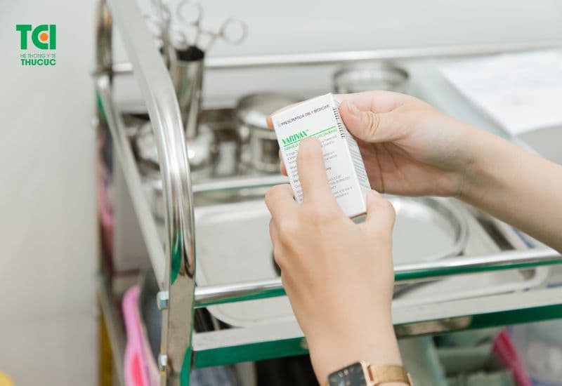 Giải đáp chi tiết thắc mắc: Bị sốt có tiêm vắc-xin được không?