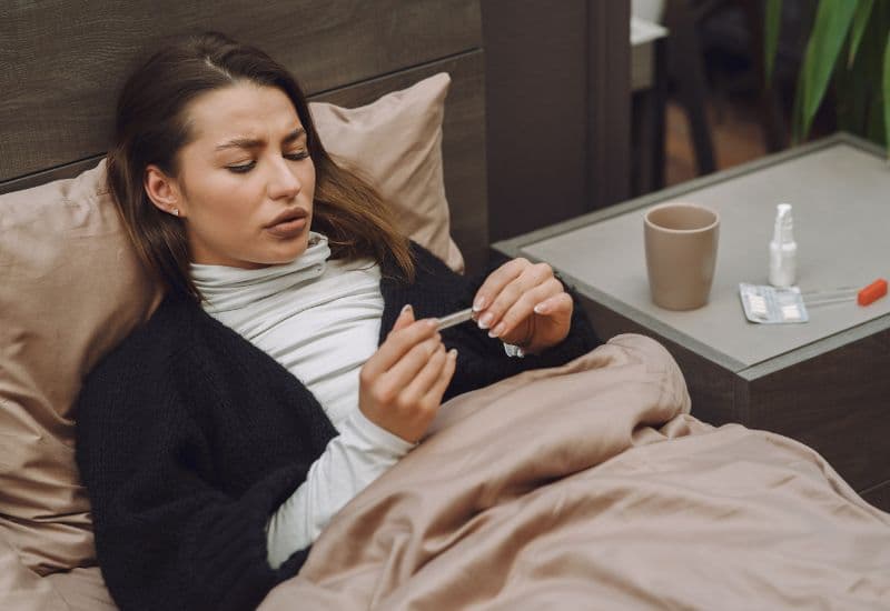 Tiêm vắc-xin khi đang sốt làm tăng triệu chứng sốt, gây khó chịu thêm cho người tiêm.