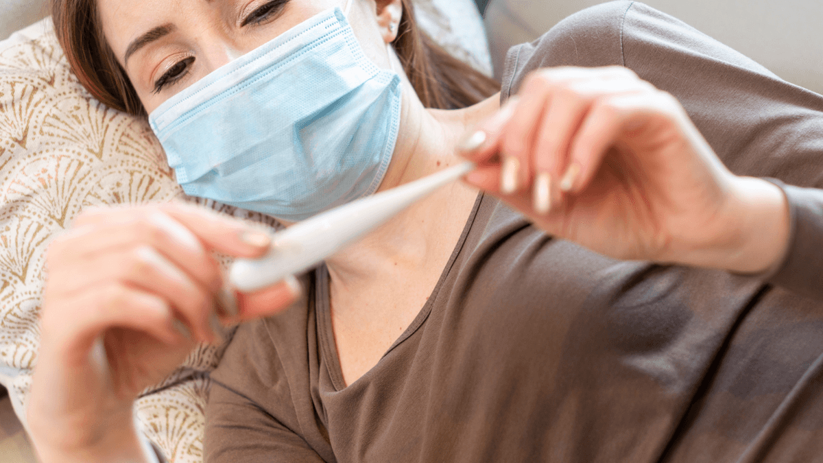 Bị sốt có tiêm vắc-xin được không: Giải đáp thắc mắc