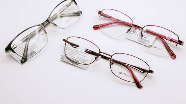 Các loại tròng kính cận và giá của tròng kính bạn nên biết