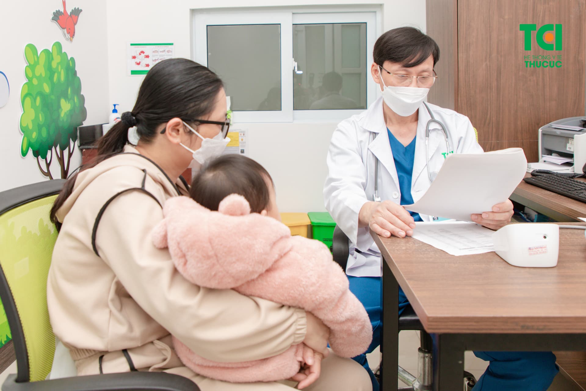 Cần đến khám với bác sĩ ngay khi có biểu hiện bất thường sau tiêm vacxin