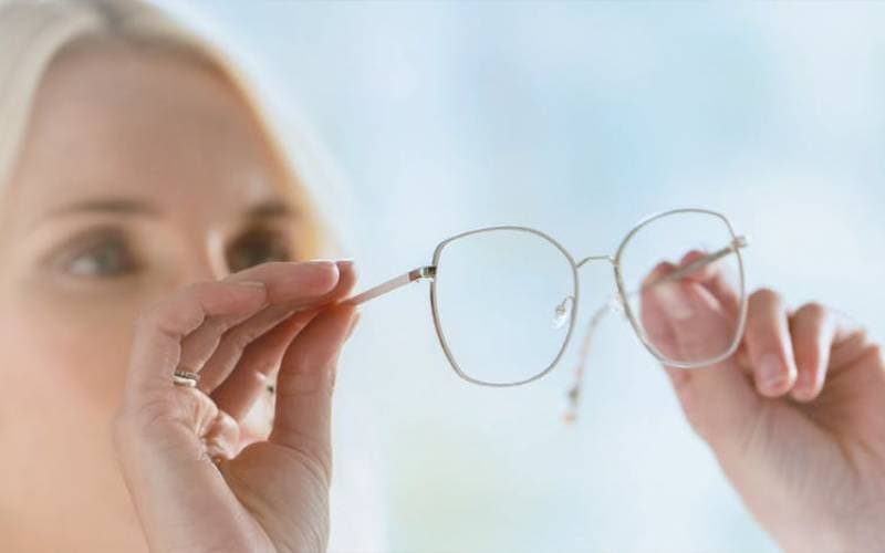 cắt kính cận chống tia UV bao nhiêu