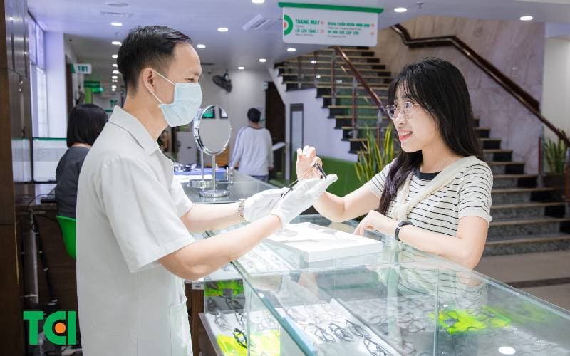 cắt kính cận chống tia UV đắt không