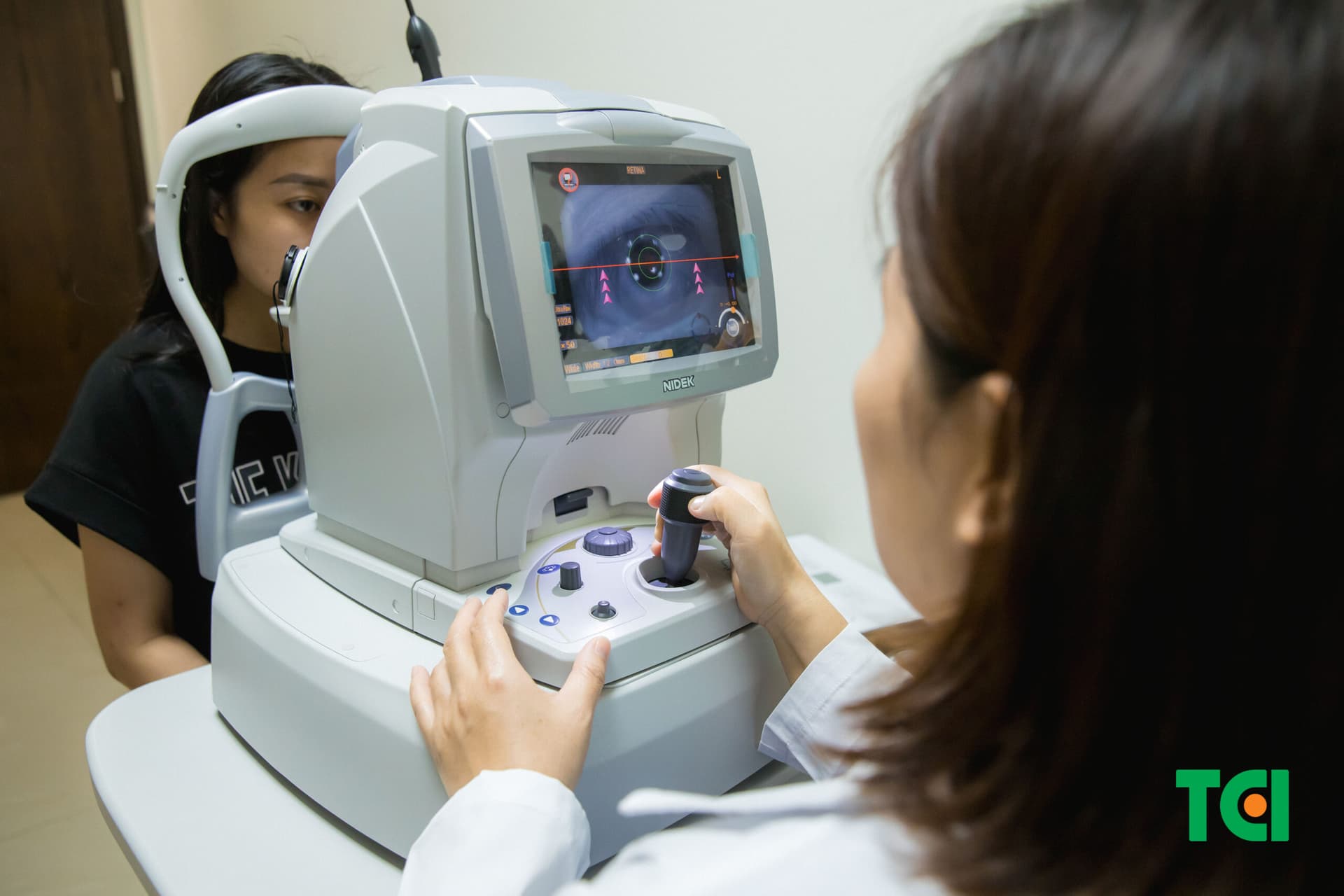 Đo khúc xạ tự động giúp xác định chính xác tình trạng cận thị