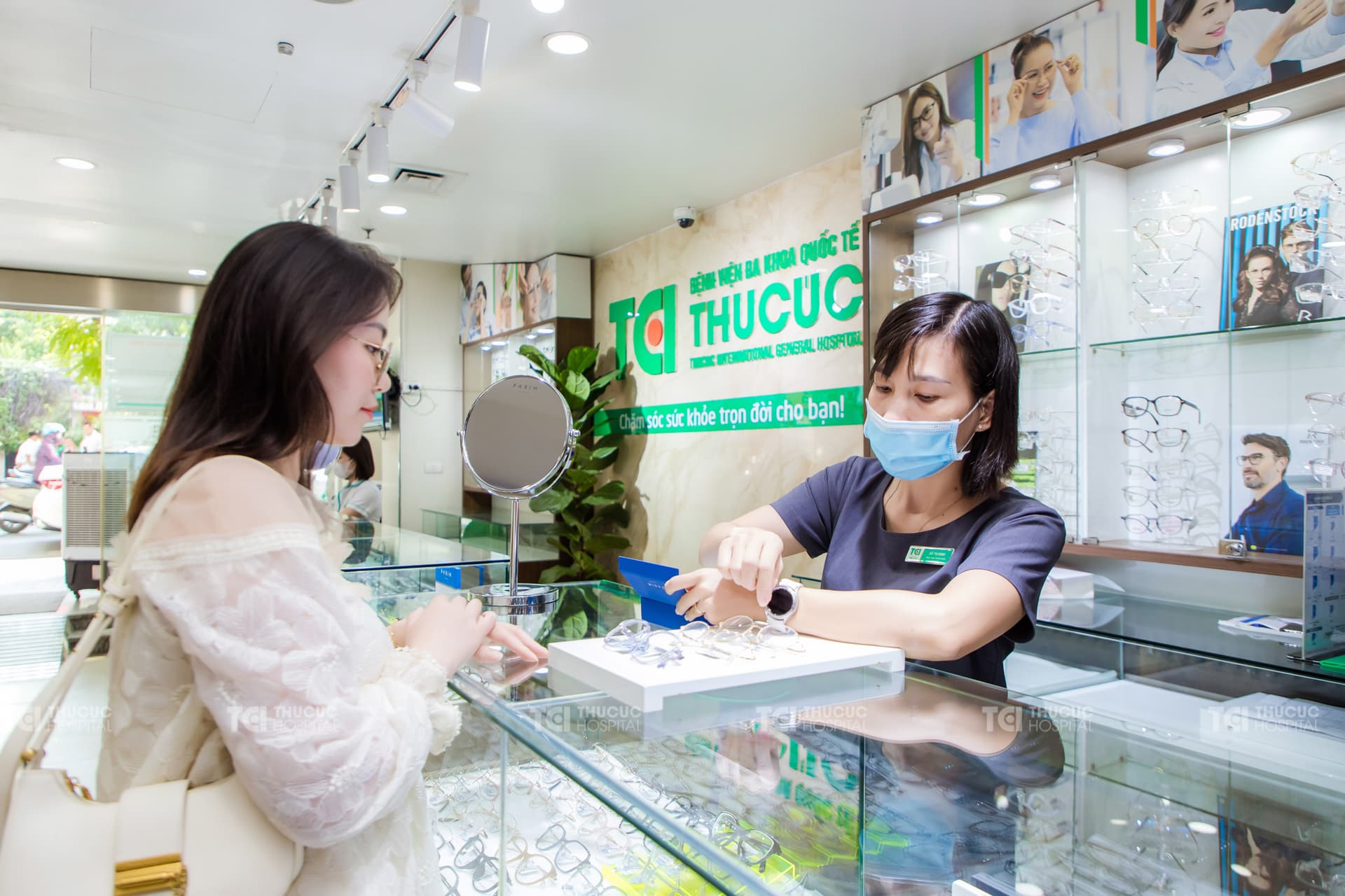 Thu Cúc TCI có quầy kính với đa dạng các mẫu kính thời trang, chất lượng