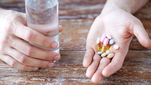 Nhiều người thắc mắc có được uống thuốc trước khi tiêm vacxin