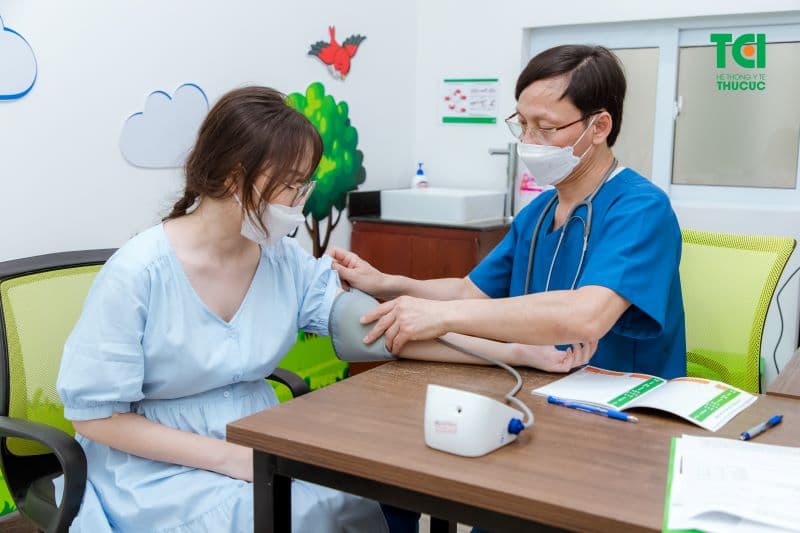 có được uống thuốc trước khi tiêm vacxin