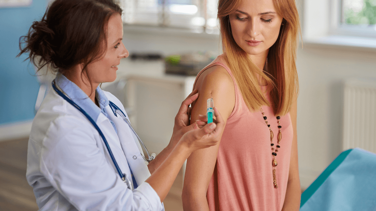 Tiêm vắc-xin khi đến tháng: Những điều bạn cần biết
