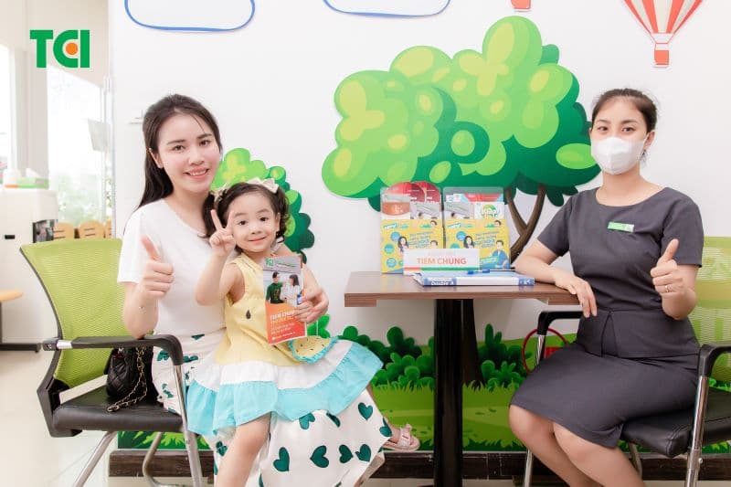 Tiêm vắc xin để bảo vệ trẻ khi ở môi trường học đường.