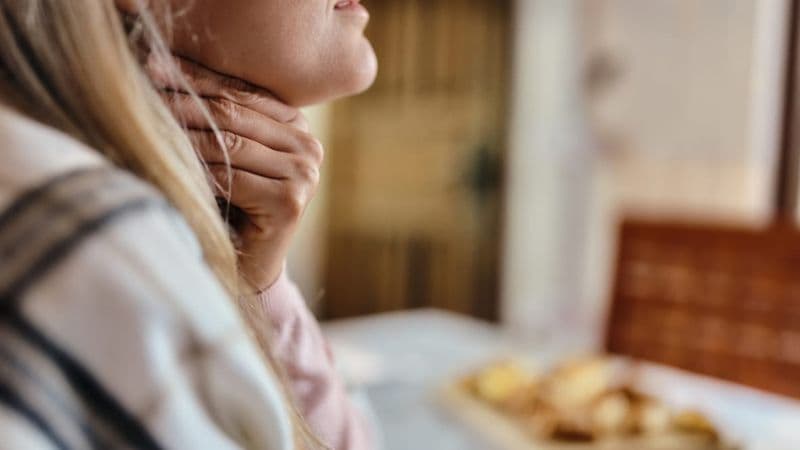 Khó nuốt nước bọt ở cổ là tình trạng gì