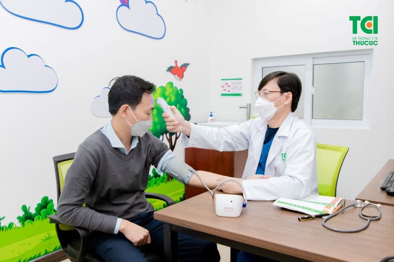 Trong trường hợp người tiêm đang mắc các bệnh nhiễm trùng cấp tính, bác sĩ sẽ trì hoãn mũi tiêm thứ hai.