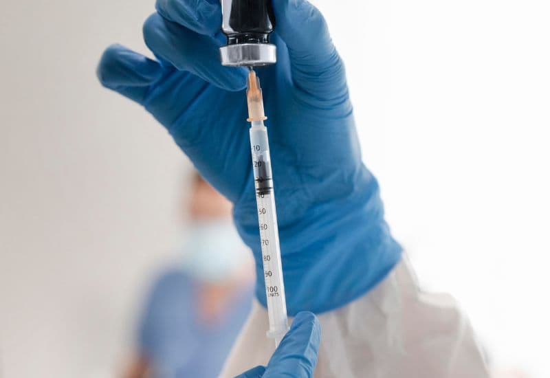 Khi vắc-xin được đưa vào cơ thể, nó kích thích hệ miễn dịch tạo ra phản ứng để xây dựng khả năng chống lại các mầm bệnh cụ thể.