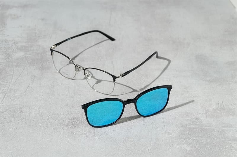 Vì sao một số trẻ cần đeo kính cận 5 độ?