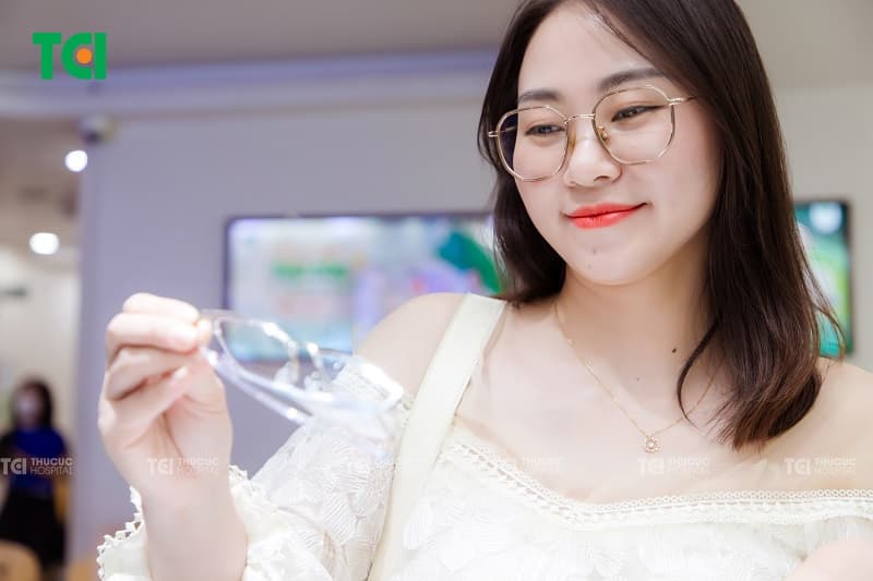 Quầy kính TCI cung cấp nhiều loại kính cận chính hãng