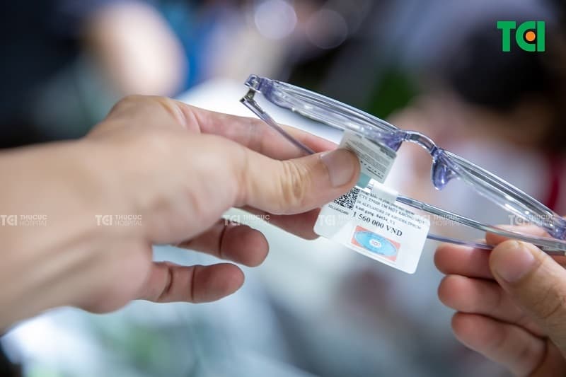 Kính cận được làm từ một số loại chất liệu