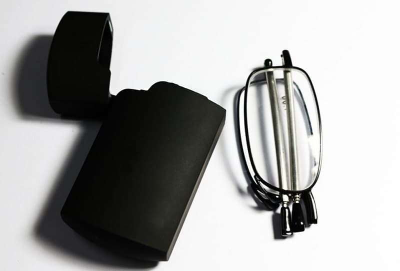 Khi tìm mua kính gấp gọn, cần đặc biệt chú ý đến tính năng của nó