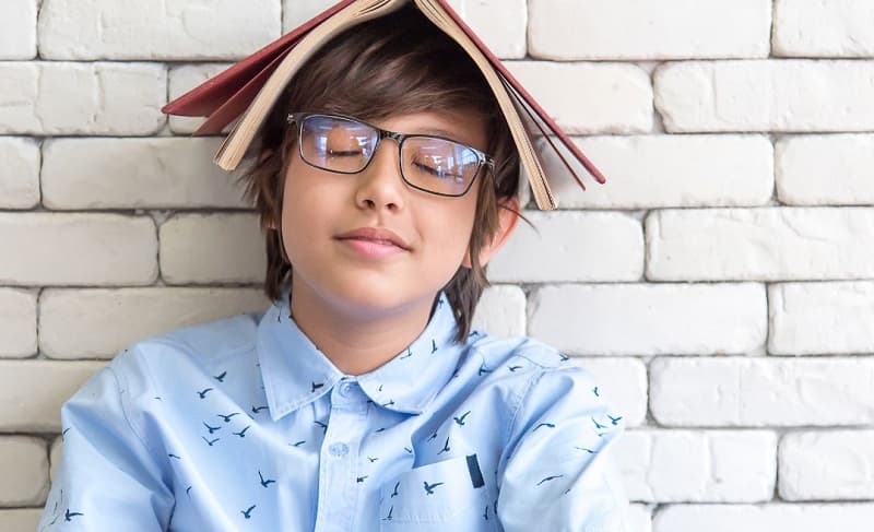 Trước khi cho trẻ đeo kính viễn thị 2 độ, bố mẹ cần lưu ý những gì?