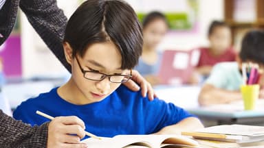 Cho trẻ em đeo kính viễn thị 2 độ: Những điều phụ huynh cần biết