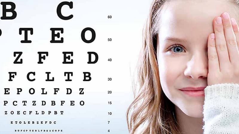 Không phải mọi trẻ em bị viễn thị đều cần đeo kính