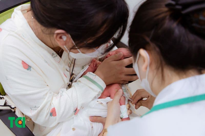 Tiêm phòng giúp trẻ xây dựng hệ miễn dịch để bảo vệ trước các bệnh nhiễm trùng nguy hiểm trong giai đoạn đầu đời.