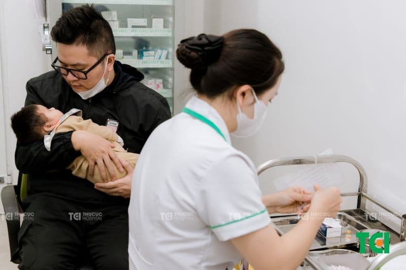 Việc tiêm nhắc lại mũi 5 trong 1 là rất quan trọng để đảm bảo rằng trẻ vẫn được bảo vệ khỏi các bệnh truyền nhiễm.