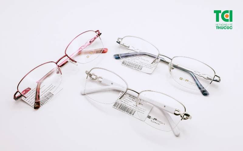 Nên mua tròng kính hãng nào được