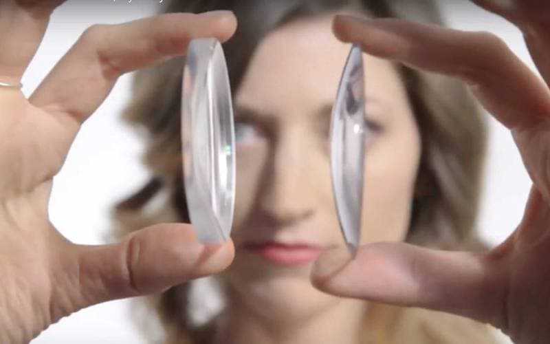 Nên mua tròng kính hãng nào tiết kiệm