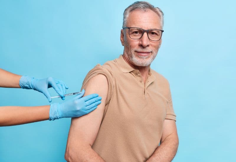 Càng cao tuổi, hệ miễn dịch càng suy yếu, chúng ta càng dễ mắc các bệnh truyền nhiễm. 