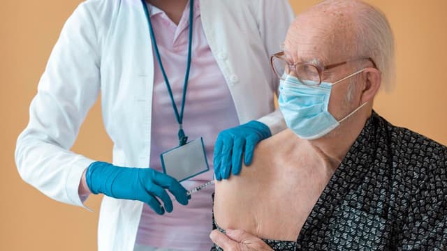 Danh sách 5 vắc-xin người già nên tiêm