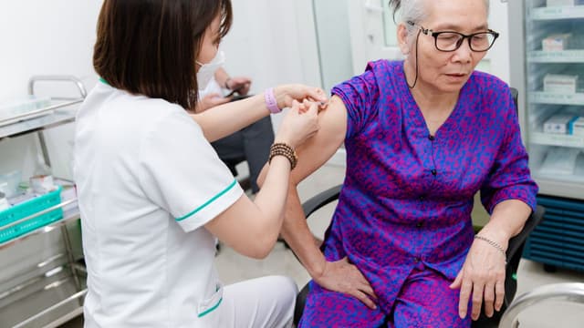 Người lớn tuổi tiêm vacxin gì và những lưu ý khi tiêm chủng