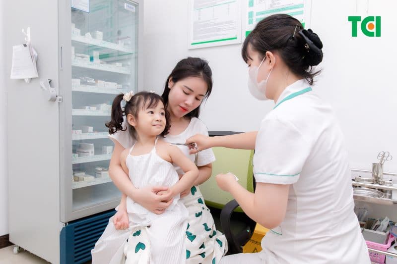 Khi trẻ được bảo vệ đầy đủ với các loại vắc xin cần thiết, nguy cơ mắc bệnh và phải nghỉ học sẽ giảm đi đáng kể.