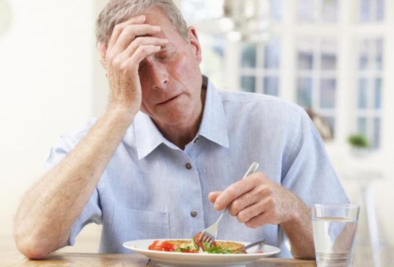 Người già hay bị ợ chua vì sao?